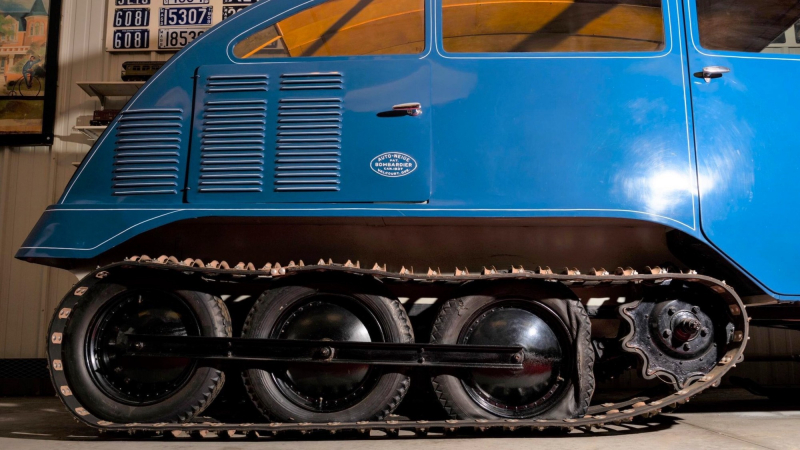 Дерево, гусеницы, V8: раритетный минивэн Bombardier B7 выставлен на продажу