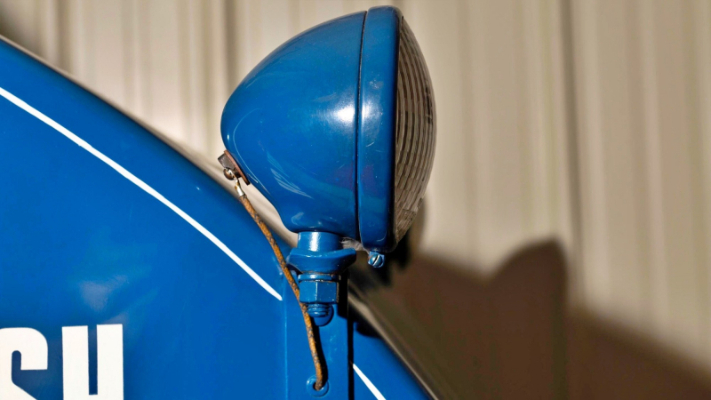 Дерево, гусеницы, V8: раритетный минивэн Bombardier B7 выставлен на продажу