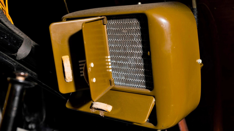 Дерево, гусеницы, V8: раритетный минивэн Bombardier B7 выставлен на продажу