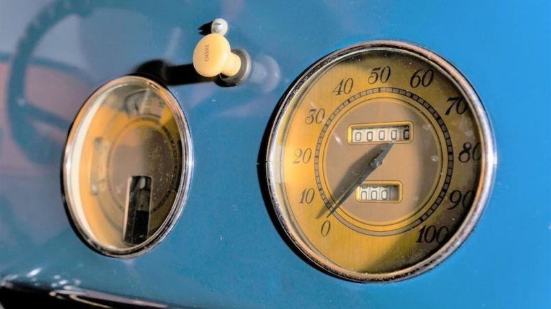 Дерево, гусеницы, V8: раритетный минивэн Bombardier B7 выставлен на продажу