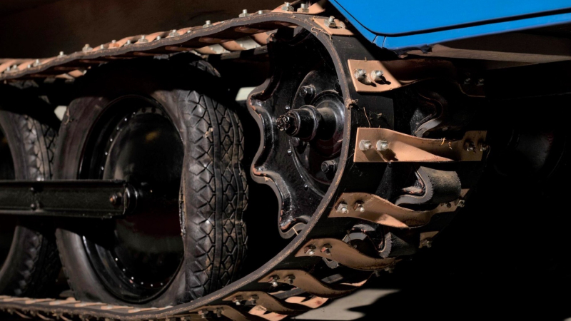 Дерево, гусеницы, V8: раритетный минивэн Bombardier B7 выставлен на продажу