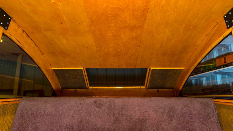 Дерево, гусеницы, V8: раритетный минивэн Bombardier B7 выставлен на продажу