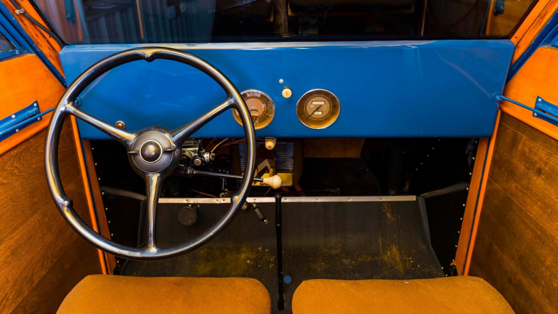 Дерево, гусеницы, V8: раритетный минивэн Bombardier B7 выставлен на продажу