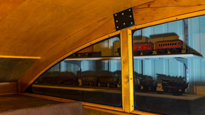 Дерево, гусеницы, V8: раритетный минивэн Bombardier B7 выставлен на продажу