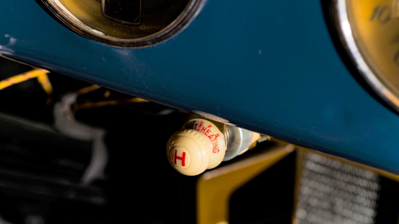 Дерево, гусеницы, V8: раритетный минивэн Bombardier B7 выставлен на продажу