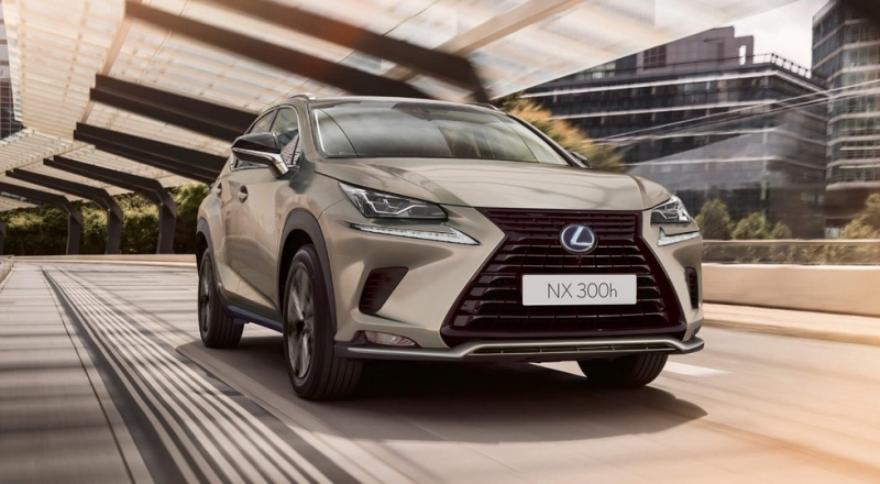 Lexus NX нового поколения попался шпионам: ещё в камуфляже, но дизайн давно раскрыт