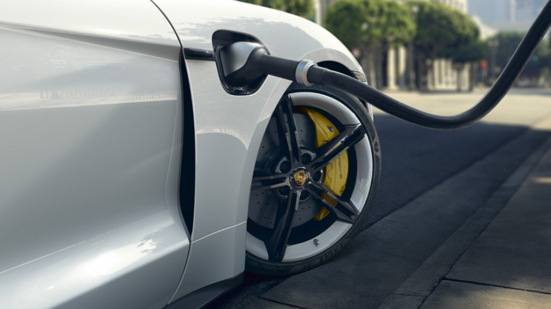 Porsche готовится к выпуску новых «зелёных» моделей: компания наладит производство батарей