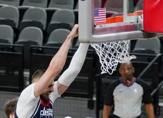 Продолжает феерить: украинский баскетболист снова «зажег» в матче НБА (видео)