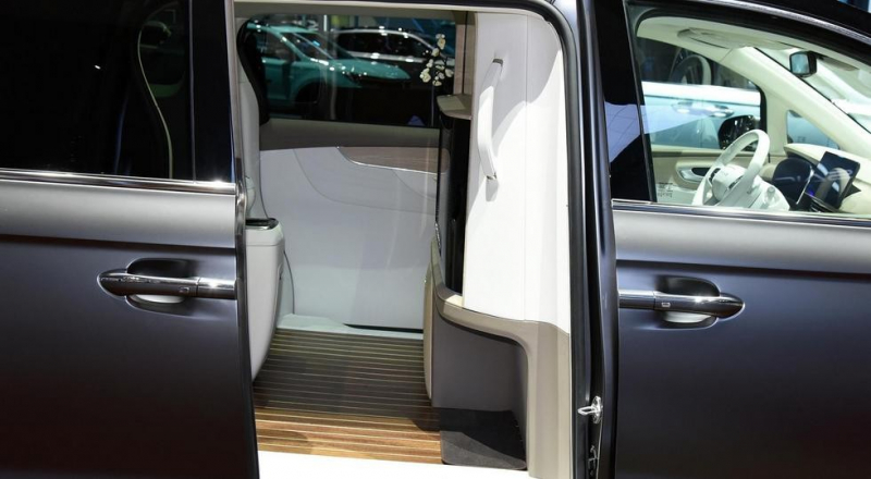 Roewe решила потягаться с Lexus и Buick: минивэн iMax8 стал четырехместным и обрёл телевизор