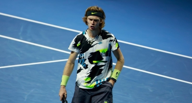 Рублев потерпел поражение от 19-летнего Синнера в четвертьфинале турнира в Барселоне 