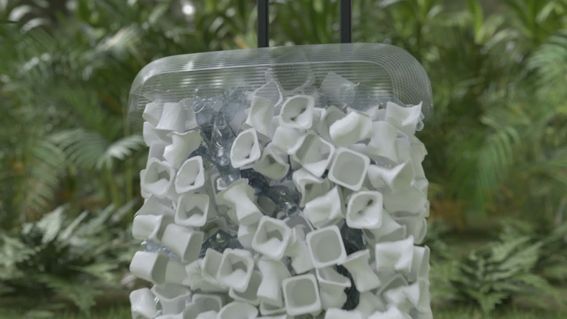 Samsonite превратила пластиковые бутылки и баночки из-под йогурта в чемоданы