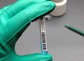 Сделавшим прививку от COVID-19 рекомендуют сдавать тесты на коронавирус