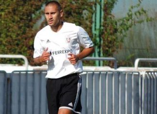 В Украине пожизненно дисквалифицировали футболиста за грубый фол (видео)