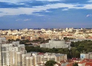 Белорусы устроили массовую акцию возле здания посольства США в Минске