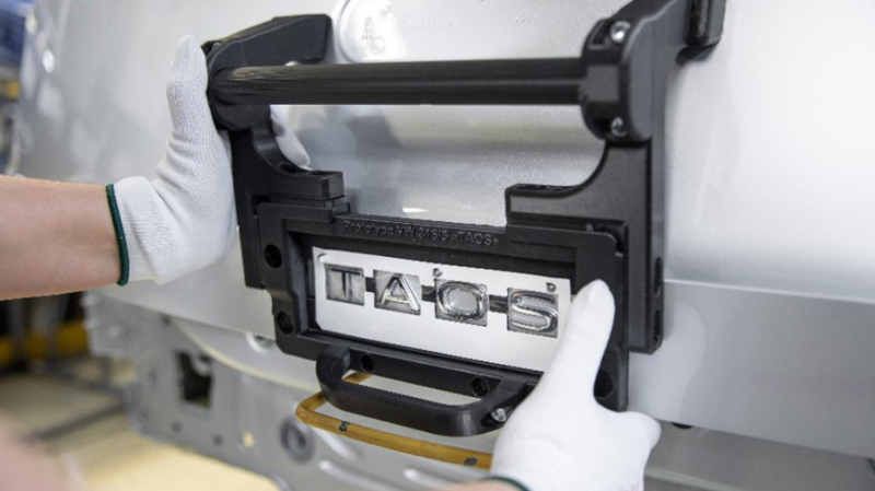 Близнец Skoda Karoq встал на конвейер: Volkswagen начал выпускать кроссоверы Taos в России