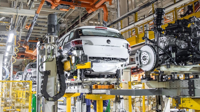 Близнец Skoda Karoq встал на конвейер: Volkswagen начал выпускать кроссоверы Taos в России
