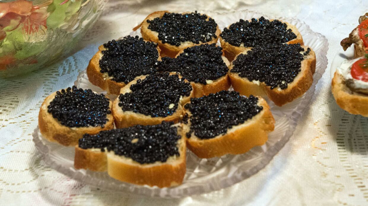 Блогер из США поделился первым впечатлением о черной икре