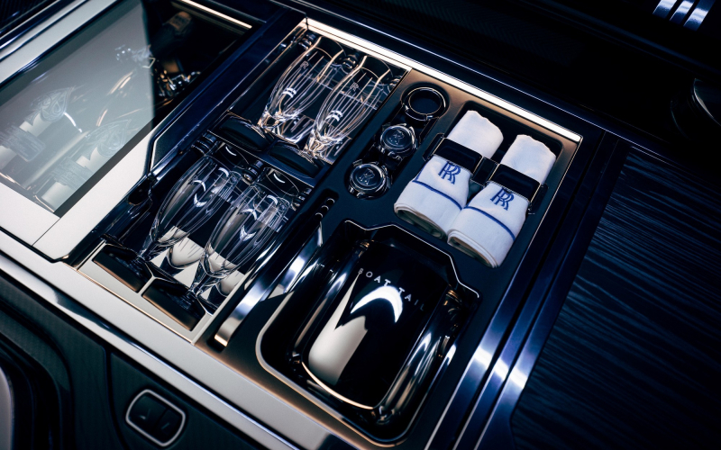 Бросить якорь и откупорить бутылки: Rolls-Royce представил уникальный кабриолет Boat Tail