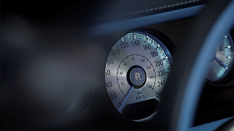 Бросить якорь и откупорить бутылки: Rolls-Royce представил уникальный кабриолет Boat Tail