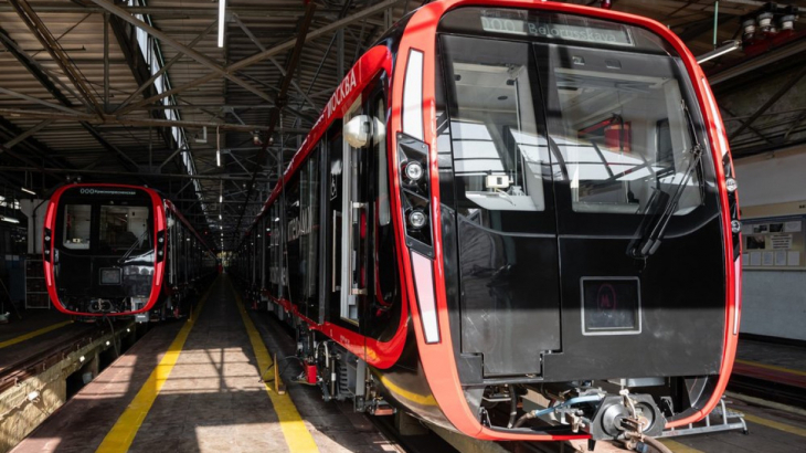 Человек упал на пути московского метро на Арбатско-Покровской линии