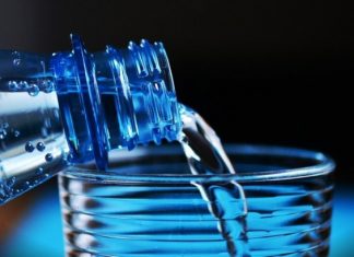 Чрезмерное употребление воды может быть опасным для людей с болезнями почек