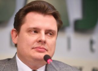 Евгений Понасенков показал Урганту, как правильно гладить деревья