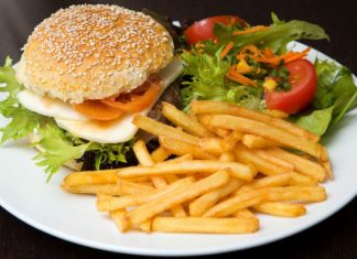 Food News назвал вызывающие зависимость продукты