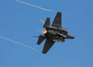 Истребитель рухнул на жилой квартал в Неваде