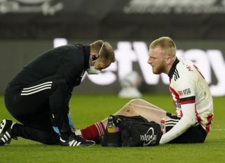 Избивал и растоптал телефон: футболиста из АПЛ обвинили в нападении на подростка (видео)