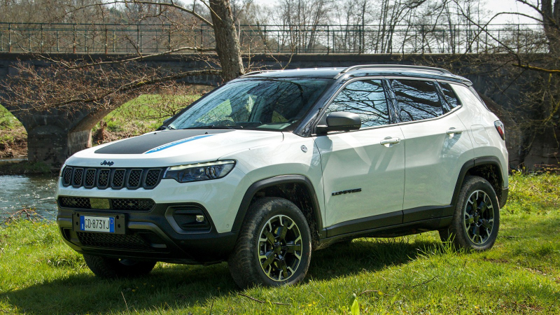 Компактный семиместный кроссовер Jeep: новые изображения