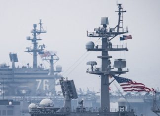 Корабль США открыл стрельбу из пулемета из-за маневров иранских катеров