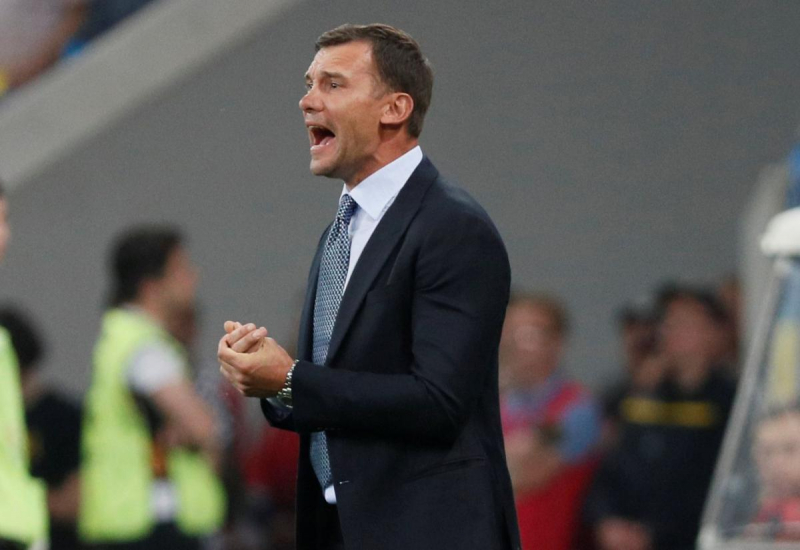 Легенда в форме: Шевченко показал футболистам сборной Украины, как правильно подтягиваться на турнике (видео)