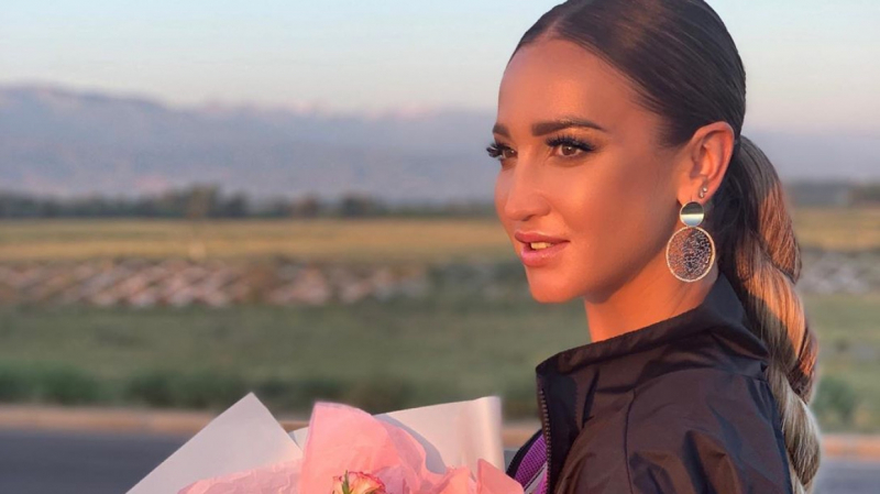 Лена Миро прошлась по Бузовой за фотосессию в монастыре с открытым пупком