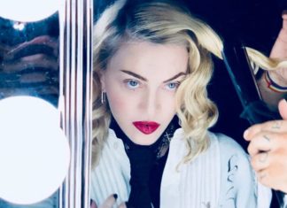 Мадонна восхитила фанатов роскошной фигурой в прозрачной водолазке