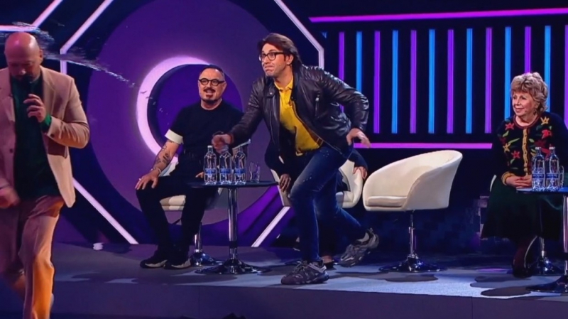 Малахов на эмоциях облил водой ведущего музыкального шоу