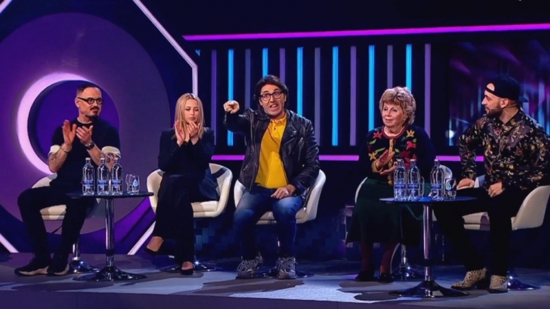 Малахов на эмоциях облил водой ведущего музыкального шоу