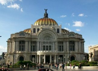 Мэр Мехико выехала к месту падения поезда с метромостом, где погибли шесть человек