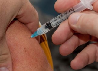 Минздрав РФ призвал к добровольной вакцинации населения от COVID-19