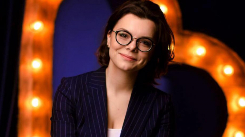 Молодая жена Петросяна в элегантном образе восхитила фанатов черно-белом фото