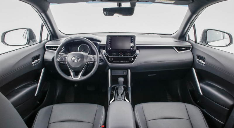 Новый кроссовер Toyota: марка дразнится, но модель нам уже знакома