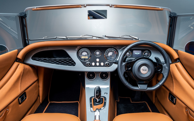 Обновлённые Morgan Plus Four и Plus Six: больше комфорта и неистовый рёв мотора