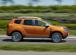 Обновлённый Duster поймали без камуфляжа: теперь с оптикой в стиле «третьего» Sandero