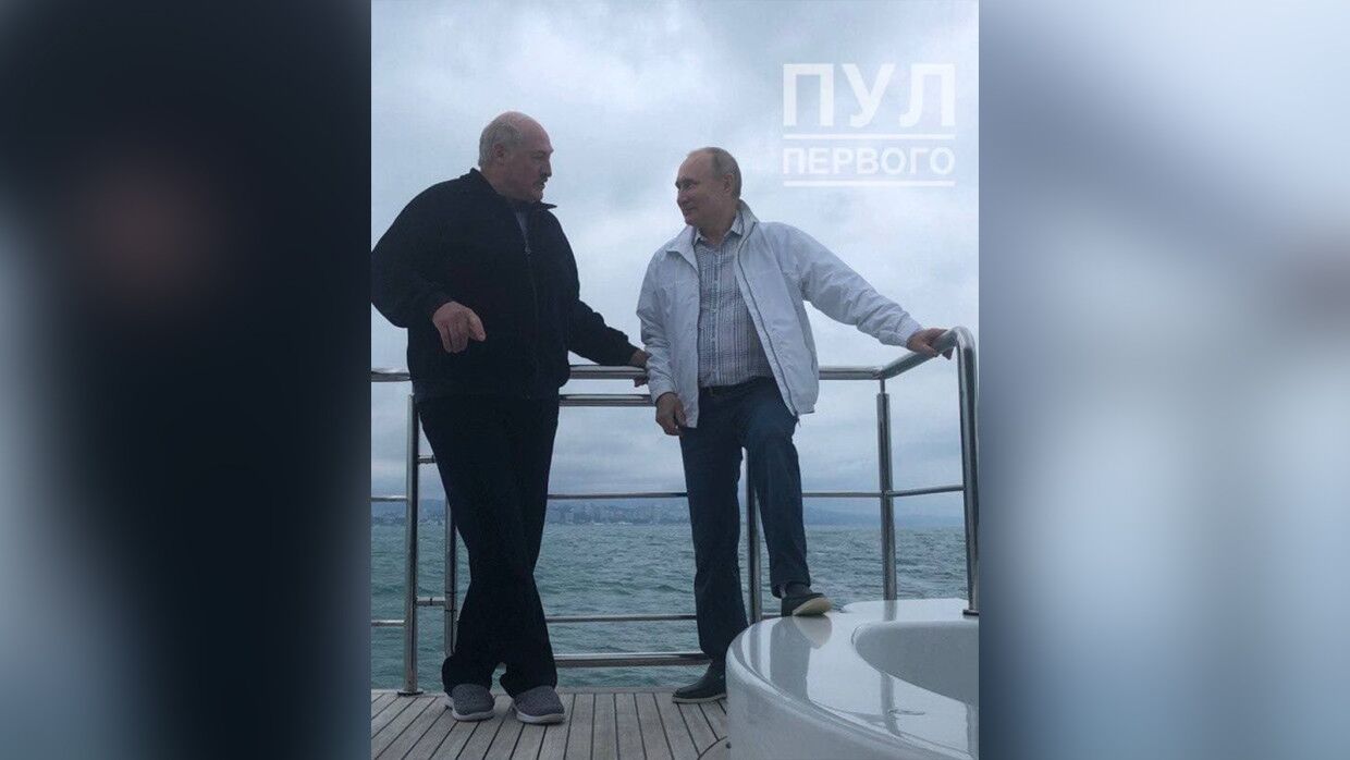Опубликован снимок неформального разговора Путина и Лукашенко на яхте 