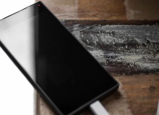 Пользователей смартфонов призвали отказаться от поддельных зарядок