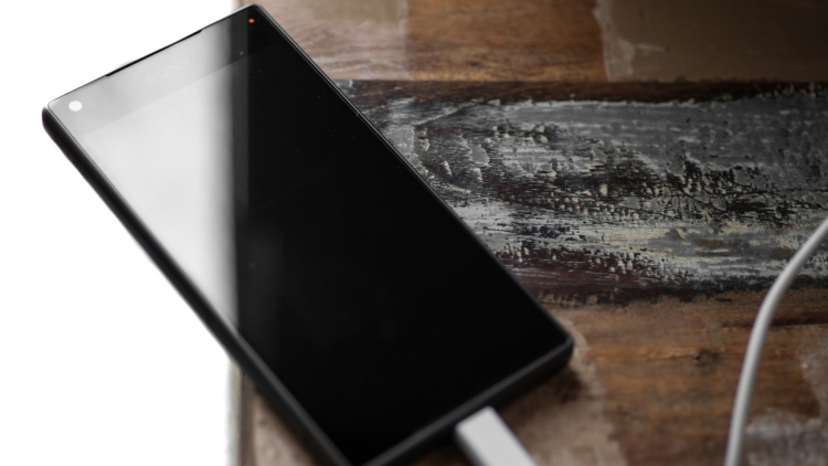 Пользователей смартфонов призвали отказаться от поддельных зарядок