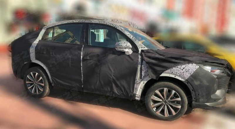 Roewe готовит конкурента кроссоверу Geely Tugella: новое &laquo;купе&raquo; поймали во время тестов