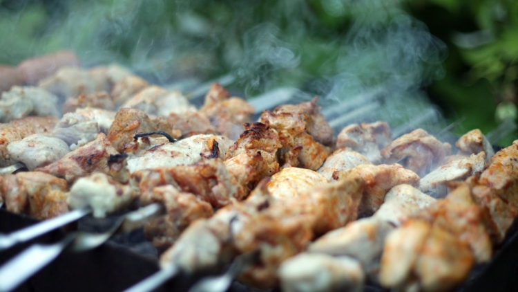 Россиянам напомнили о правилах безопасного поедания шашлыка