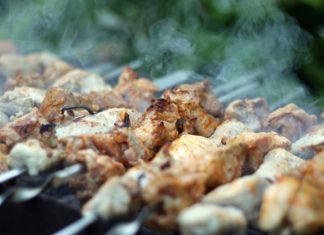 Россиянам напомнили о правилах безопасного поедания шашлыка
