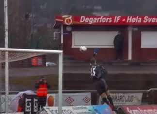 Российский вратарь пропустил гол после удара с центра поля (видео)