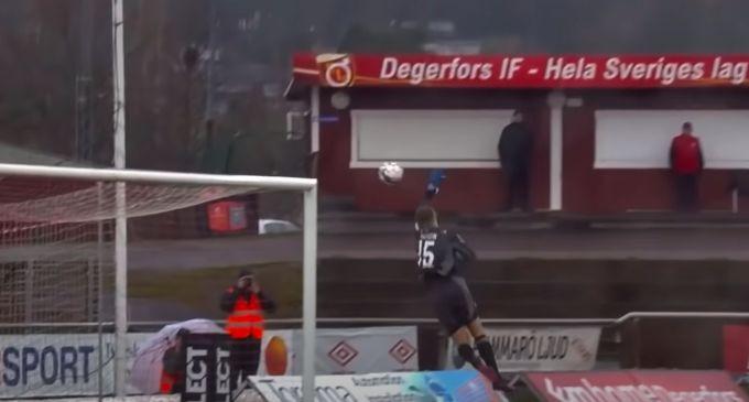 Российский вратарь пропустил гол после удара с центра поля (видео)